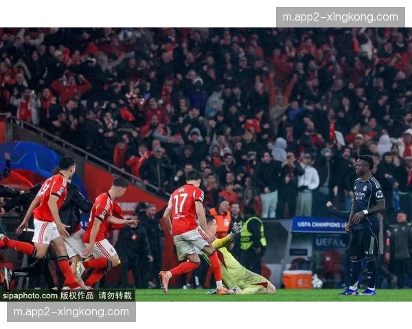 本菲卡伯纳乌一度扳平比分 穆里尼奥禁赛无缘现场指挥